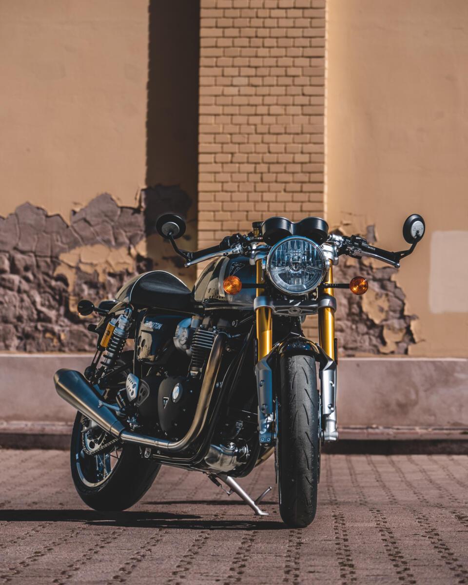 Thruxton RS
