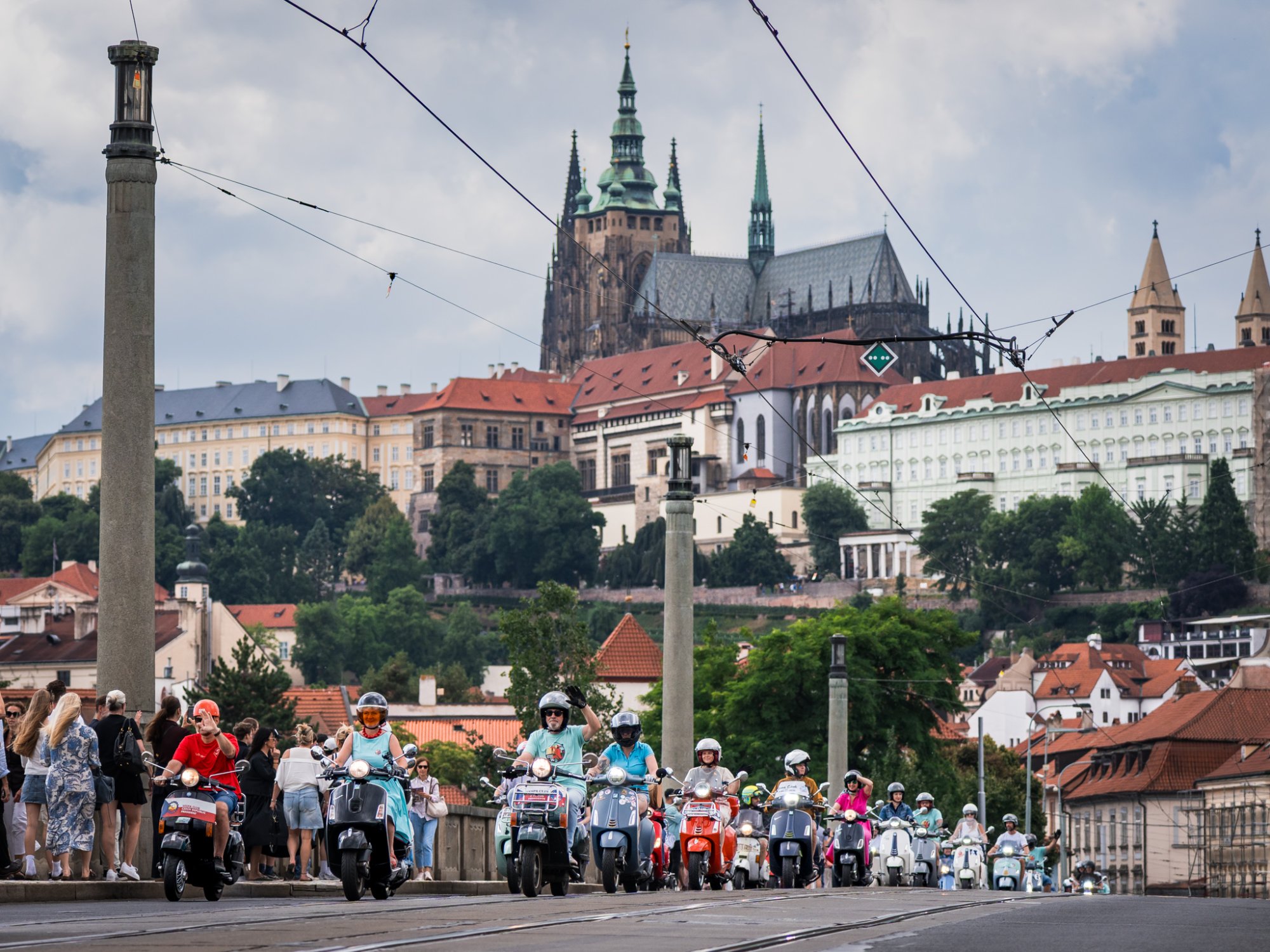 PragoVespa 2026 - Kemp a Mánesův most