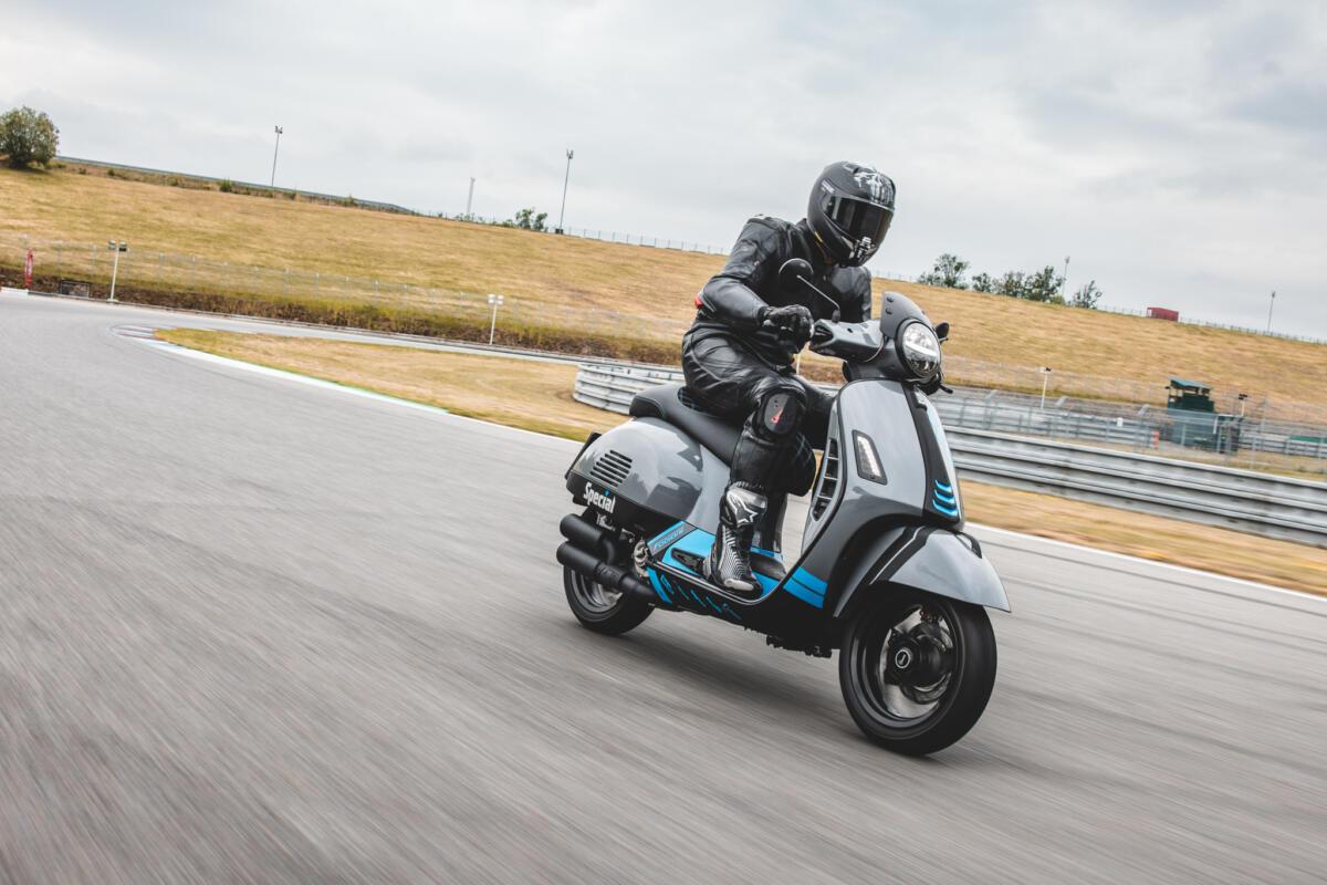 Vespa GTS 300 \"SPECIAL\"